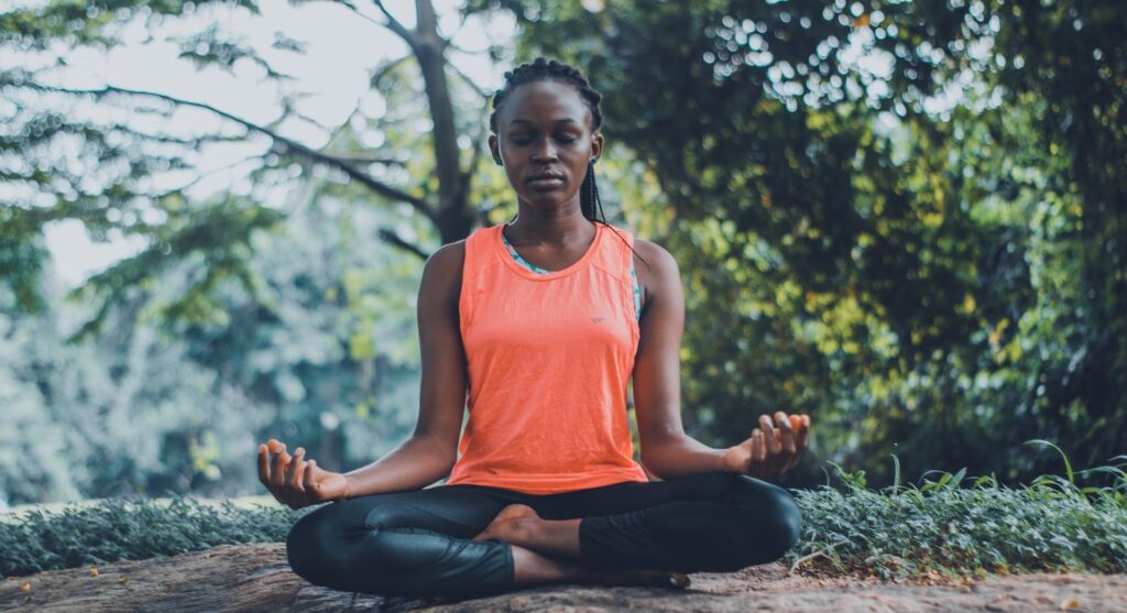 Woman Meditating in the Outdoors Meditação e Inteligência Emocional