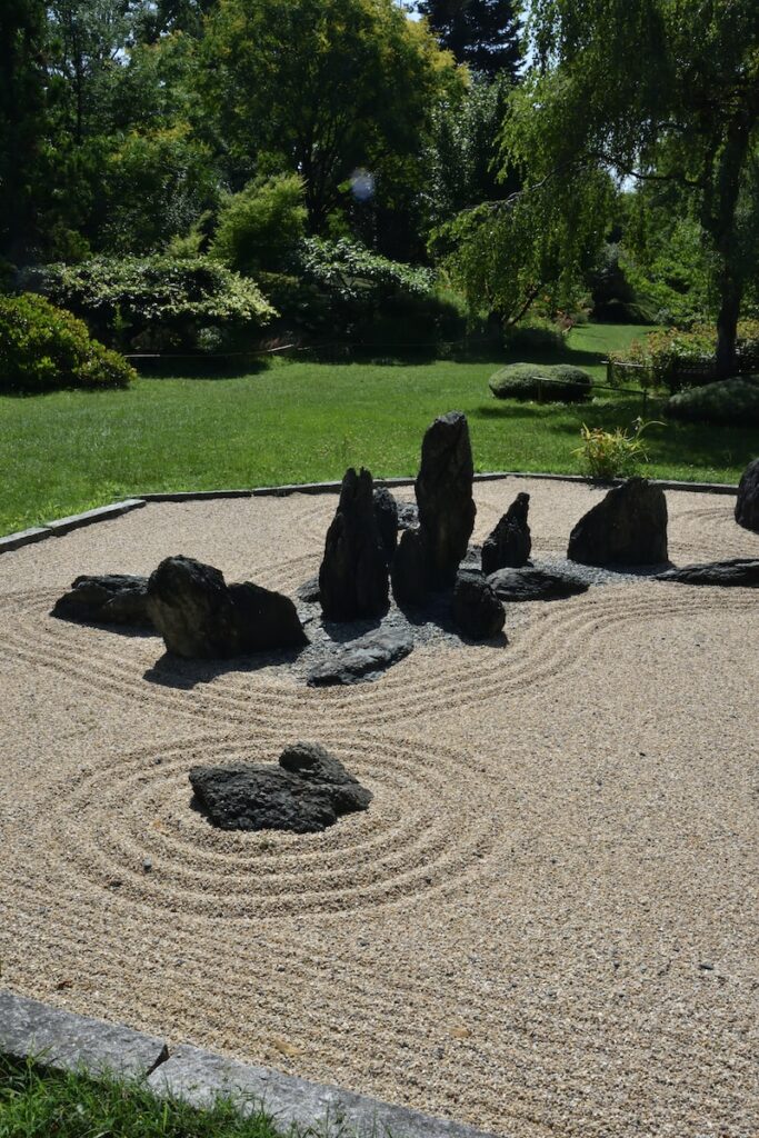 meditação budista, a group of rocks in a park