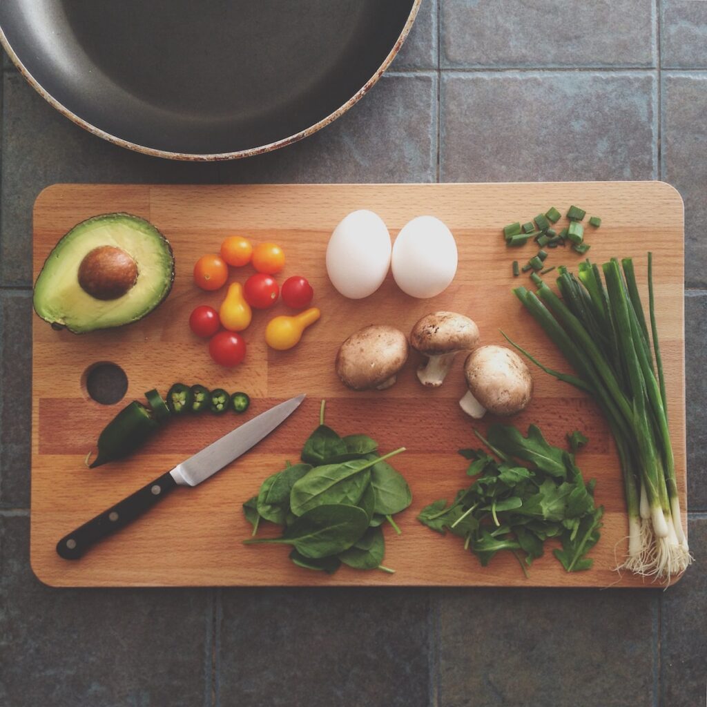 Benefícios do Equilíbrio Mental e Físico avocado, tomatoes, eggs, mushrooms, spring onions, and leaves