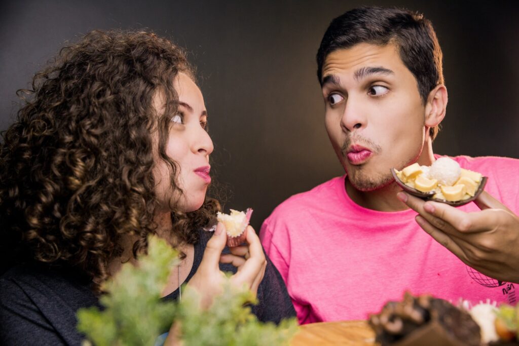 Melhoria na Relação com a Comida, woman in pink crew neck shirt beside man in yellow crew neck shirt